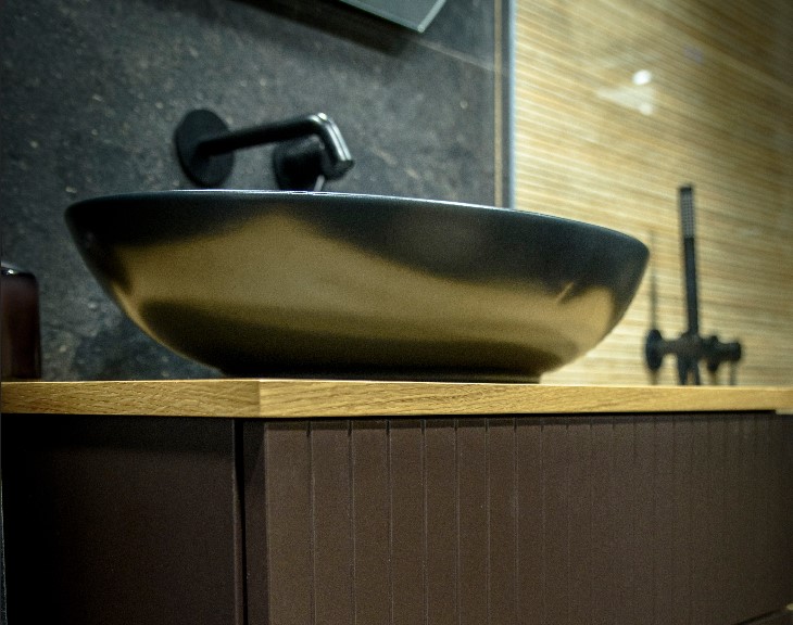 Mobili da bagno di lusso su misura NIYANI - design elegante e materiali premium